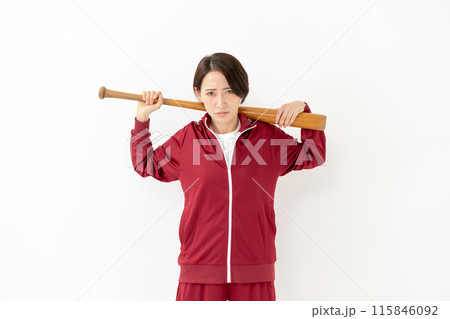 バットを持つジャージの女性 115846092