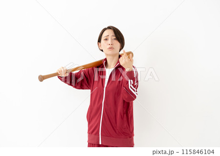 バットを持つジャージの女性 115846104