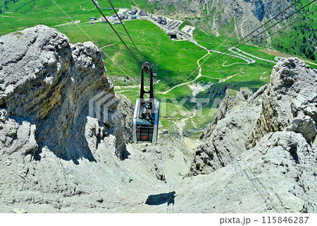 サッソ・ポルドイ展望台へ急斜面を昇るロープウェイ 115846287