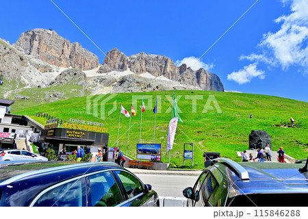 サッソポルドイロープウェイ乗場からのセッラ山塊 115846288