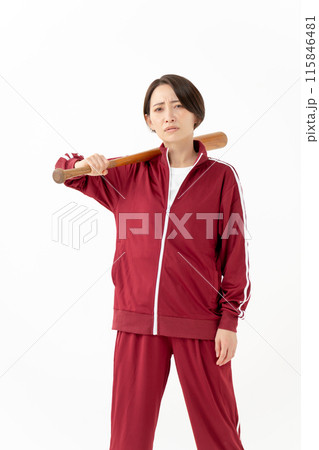バットを持つジャージの女性　縦 115846481