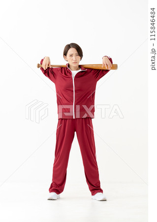 バットを持つジャージの女性　縦 115846484