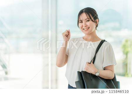 オフィスビルにいる若いアジア人ビジネスウーマン（出勤・出社・外回り・営業） 115846510