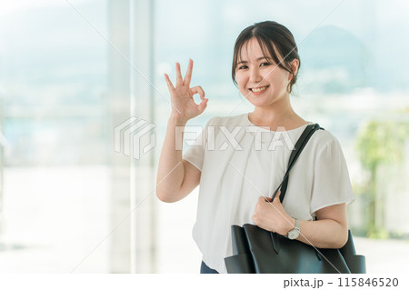 オフィスビルにいる若いアジア人ビジネスウーマン（出勤・出社・外回り・営業） 115846520