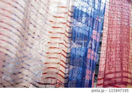 日下田藍染工房で干される藍染の布 115847195