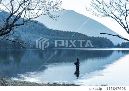 早朝の湯ノ湖で釣りをする人 115847698