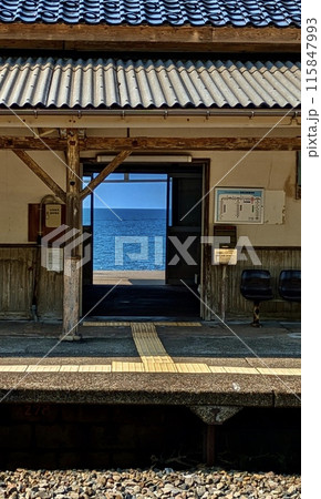 日本海が駅舎からみえる駅A 日本海が駅舎からみえる駅A 115847993