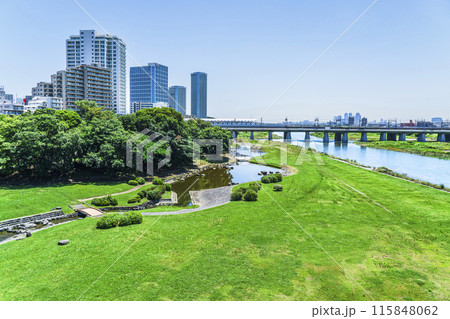 二子玉川の都市景観 緑豊かな多摩川と二子玉川駅のビル群【東京都・世田谷区】 二子玉川の都市景観 緑豊かな多摩川と二子玉川駅のビル群【東京都・世田谷区】 115848062