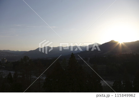 山の稜線に輝く太陽 山の稜線に輝く太陽 115849962
