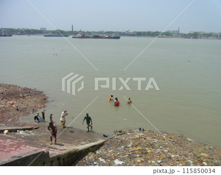 インドの川　沐浴 115850034