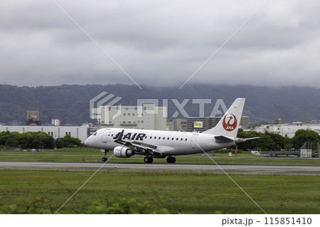 雨の大阪空港・伊丹空港に着陸する旅客機・飛行機・J-AIRエンブライエル170 115851410
