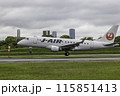 雨の大阪空港・伊丹空港に着陸する旅客機・飛行機・J-AIRエンブライエル170 115851413