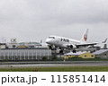 雨の大阪空港・伊丹空港に着陸する旅客機・飛行機・J-AIRエンブライエル170 115851414