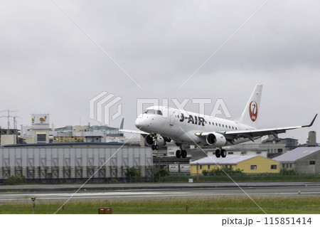 雨の大阪空港・伊丹空港に着陸する旅客機・飛行機・J-AIRエンブライエル170 雨の大阪空港・伊丹空港に着陸する旅客機・飛行機・J-AIRエンブライエル170 115851414