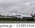 雨の大阪空港・伊丹空港に着陸する旅客機・飛行機・J-AIRエンブライエル170 115851416