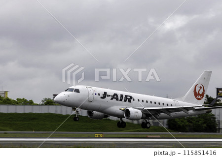雨の大阪空港・伊丹空港に着陸する旅客機・飛行機・J-AIRエンブライエル170 雨の大阪空港・伊丹空港に着陸する旅客機・飛行機・J-AIRエンブライエル170 115851416