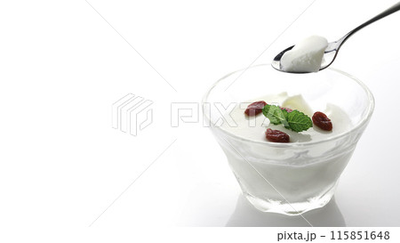 中国発祥のデザート 杏仁豆腐「杏仁羹」クコの実とミントを飾りに（白背景） 115851648