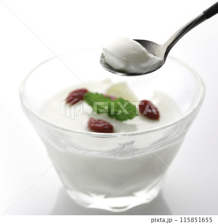 中国発祥のデザート 杏仁豆腐「杏仁羹」クコの実とミントを飾りに(白背景) 中国発祥のデザート 杏仁豆腐「杏仁羹」クコの実とミントを飾りに(白背景) 115851655