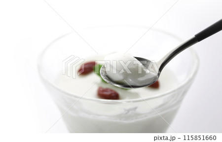 中国発祥のデザート 杏仁豆腐「杏仁羹」クコの実とミントを飾りに（白背景） 115851660