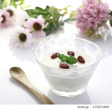 中国発祥のデザート 杏仁豆腐「杏仁羹」クコの実とミントを飾りに（白背景） 115851669