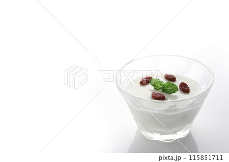 中国発祥のデザート 杏仁豆腐「杏仁羹」クコの実とミントを飾りに（白背景） 115851711