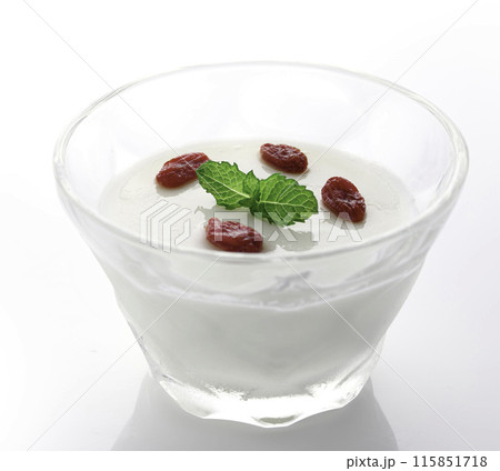 中国発祥のデザート 杏仁豆腐「杏仁羹」クコの実とミントを飾りに（白背景） 115851718