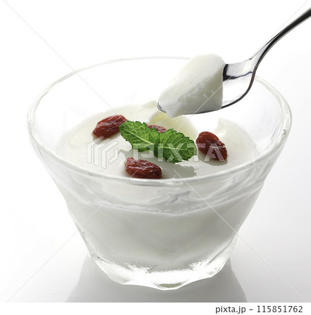 中国発祥のデザート 杏仁豆腐「杏仁羹」クコの実とミントを飾りに(白背景) 中国発祥のデザート 杏仁豆腐「杏仁羹」クコの実とミントを飾りに(白背景) 115851762