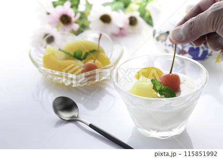 フレッシュな果物を使用したフルーツ杏仁豆腐 115851992