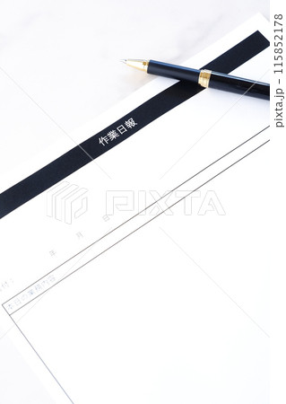 その日の所定の作業を終えた後、作業場所や作業者、作業内容や進捗状況をお客さまに報告する「作業日報」 115852178