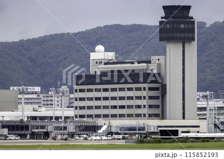 雨の大阪空港・伊丹空港の風景・管制塔 雨の大阪空港・伊丹空港の風景・管制塔 115852193