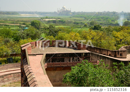 インドにあるアグラ城のとても美しい風景 115852316