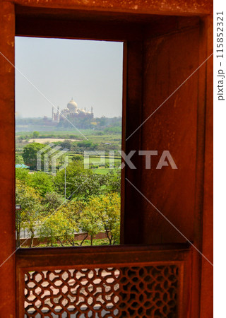 インドにあるアグラ城のとても美しい風景 115852321