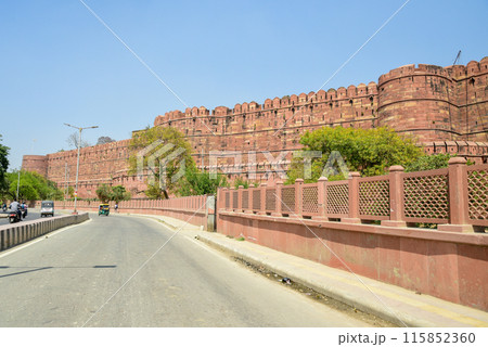 インドにあるアグラ城のとても美しい風景 115852360