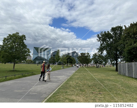 ベルリンのティーアガルテン地区にあるシュプレーボーゲン公園から見たベルリン中央駅（人物は後ろ姿） 115852482