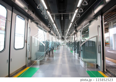 【Osaka Metro】400系の車内（近鉄けいはんな線：学研奈良登美ヶ丘駅） 115852523