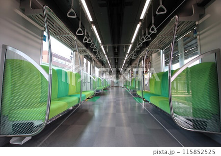 【Osaka Metro】400系の車内（近鉄けいはんな線：学研奈良登美ヶ丘駅） 115852525