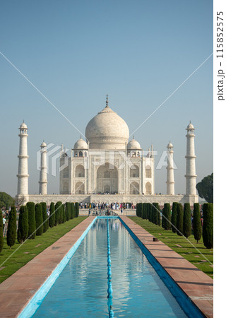 人生で一度は行ってみたいタージマハルのとても美しい風景 115852575