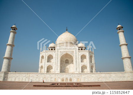 人生で一度は行ってみたいタージマハルのとても美しい風景 人生で一度は行ってみたいタージマハルのとても美しい風景 115852647