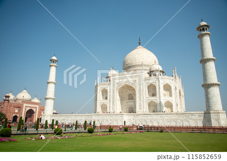 人生で一度は行ってみたいタージマハルのとても美しい風景 115852659