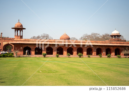 人生で一度は行ってみたいタージマハルのとても美しい風景 115852686