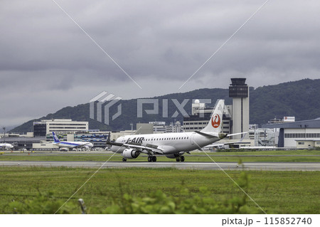 雨の大阪空港・伊丹空港に着陸する旅客機・飛行機・J-AIRエンブライエル190 115852740