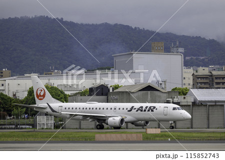 雨の大阪空港・伊丹空港の風景・タキシングする旅客機・飛行機・J-AIRエンブライエル190 115852743