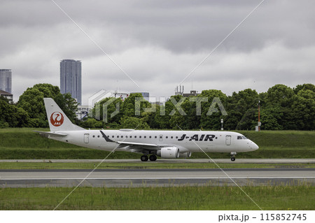 雨の大阪空港・伊丹空港の風景・タキシングする旅客機・飛行機・J-AIRエンブライエル190 115852745
