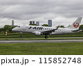 雨の大阪空港・伊丹空港に着陸する旅客機・飛行機・J-AIRエンブライエル190 115852748