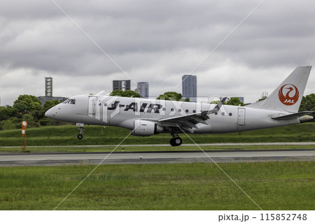 雨の大阪空港・伊丹空港に着陸する旅客機・飛行機・J-AIRエンブライエル190 雨の大阪空港・伊丹空港に着陸する旅客機・飛行機・J-AIRエンブライエル190 115852748