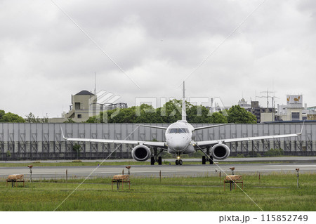 雨の大阪空港・伊丹空港の風景・タキシングする旅客機・飛行機・J-AIRエンブライエル190 雨の大阪空港・伊丹空港の風景・タキシングする旅客機・飛行機・J-AIRエンブライエル190 115852749