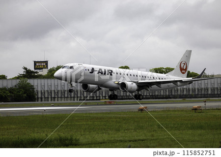 雨の大阪空港・伊丹空港に着陸する旅客機・飛行機・J-AIRエンブライエル190 115852751