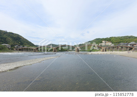 錦帯橋全景と岩国城 錦帯橋全景と岩国城 115852778