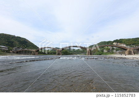 錦帯橋全景と岩国城 115852783