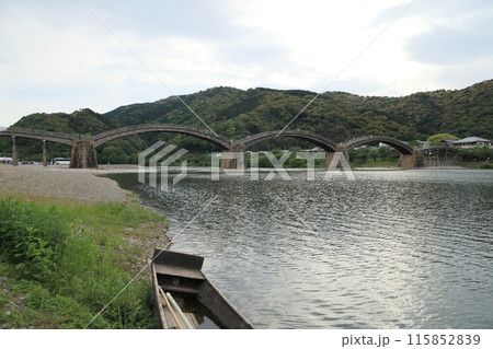 錦帯橋全景を錦川上流側から見る 115852839